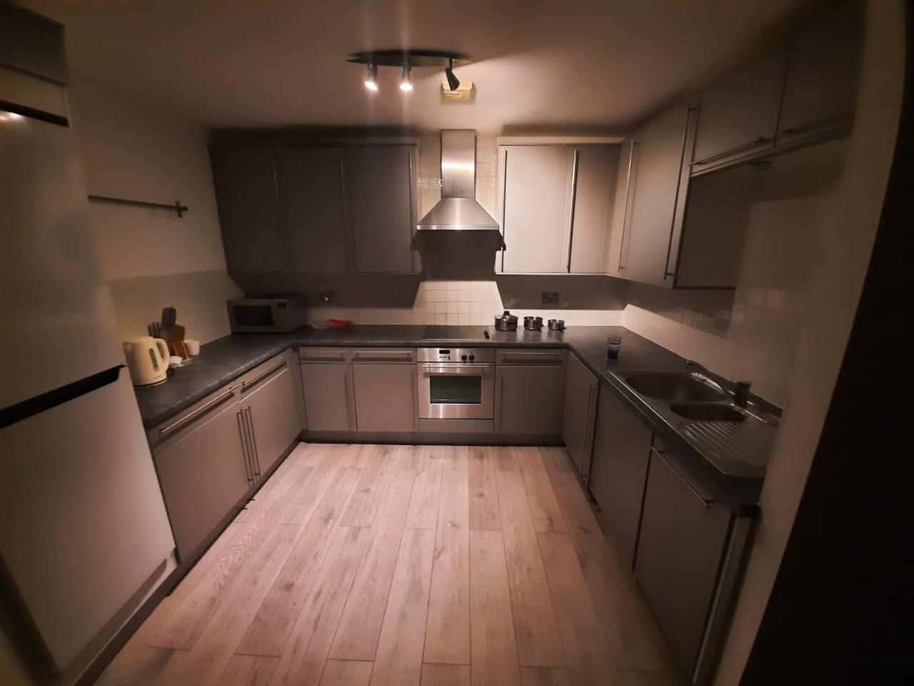 Room In Cardiff City Center - Swiftstay エクステリア 写真